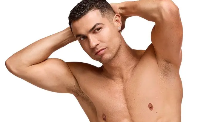 Кріштіану Роналду повторює культові фото для CR7 Underwear - 10 років стилю і успіху
