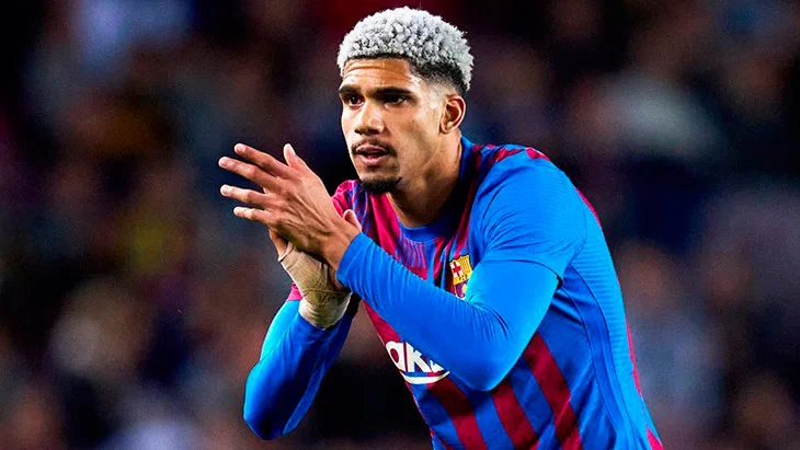 Челсі цікавиться Рональдом Араужо - трансфер може вирішити проблеми обох клубів