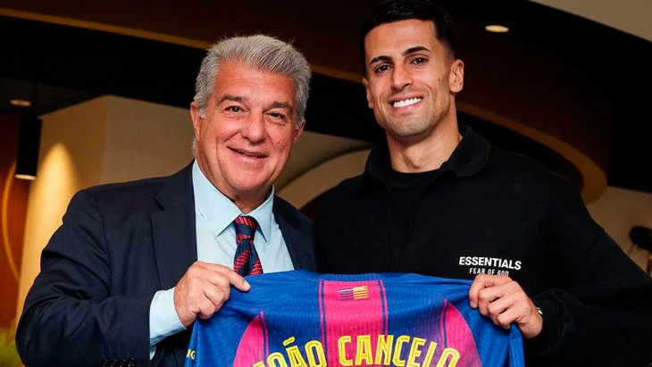 Жоау Канселу повертається в Барселону